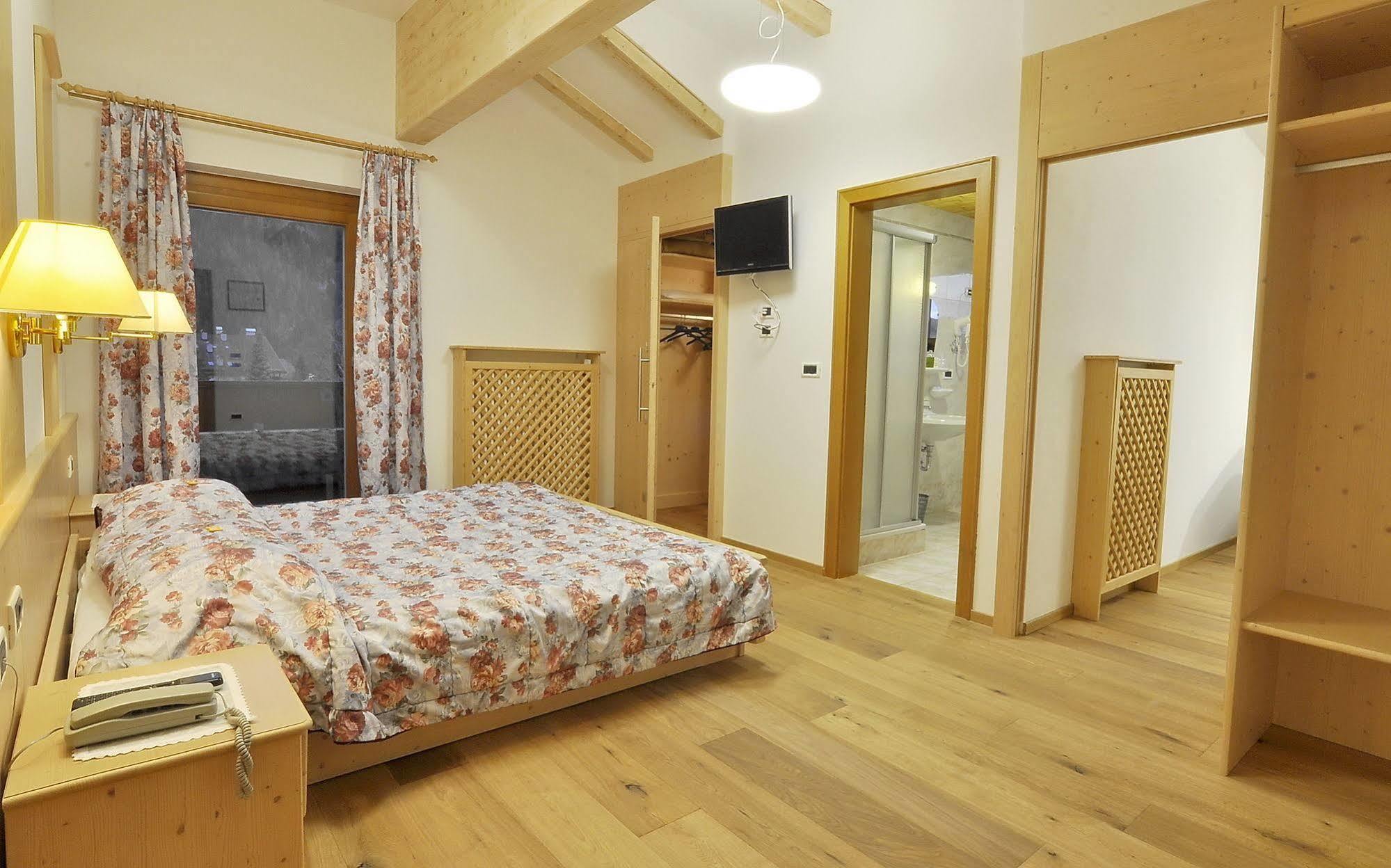 Hotel Monte Paraccia Сан-Віджиліо-ді-Мареббе Екстер'єр фото
